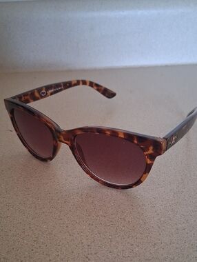 Oscar De La Renta Tortoiseshell Sunglasses with Brown Lenses / Cat Shape